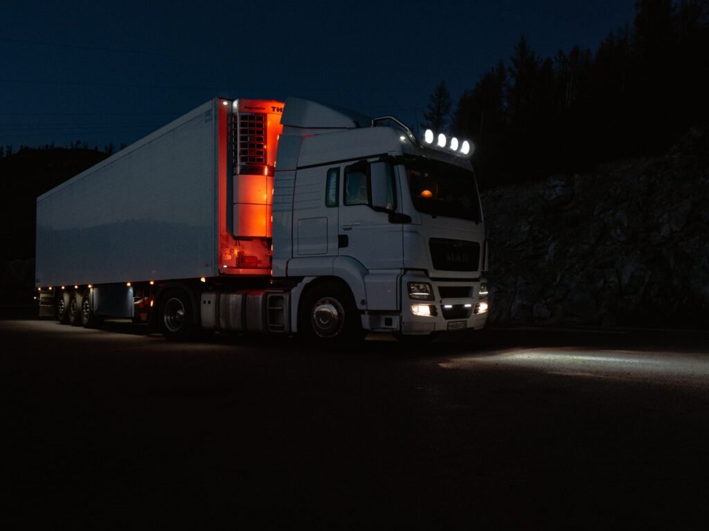 Kierowca C+E – chłodnia, Kehl (77694). MAN, transport owoców, warzyw i żywności. Praca nocna, częste powroty na bazę, maksymalnie 2 tygodnie w trasie.